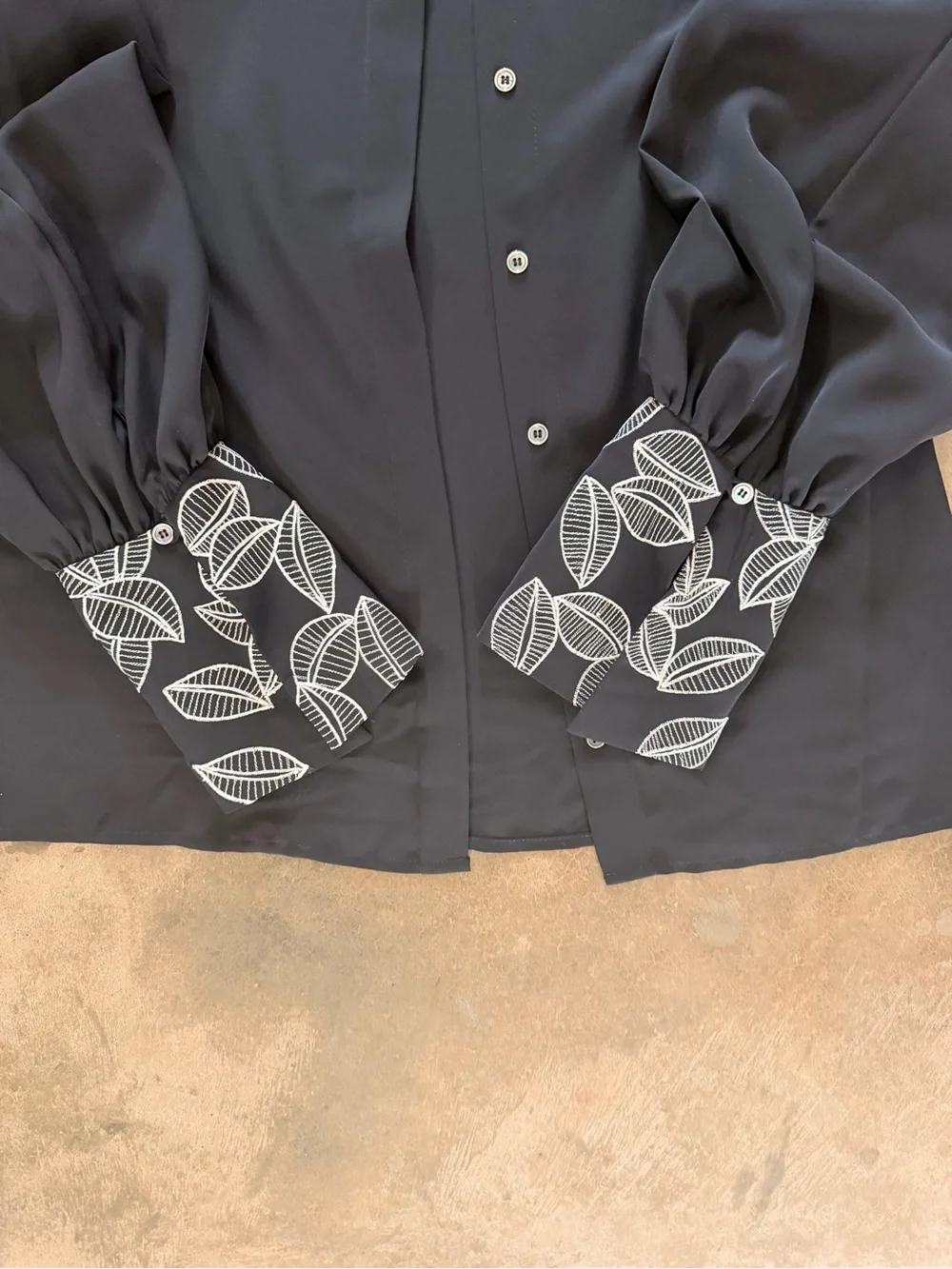 Natori NWT Black Embroidered Leaf Collar & Cuff Blouse Size 6 - Picture 4 of 7